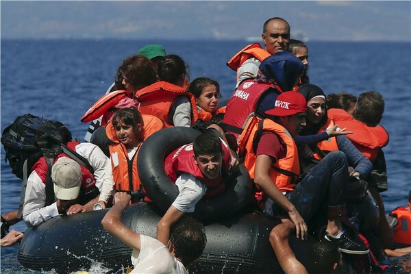 100 μέτρα έξω από τη Λέσβο, μια λέμβος γεμάτη πρόσφυγες χάνει αέρα