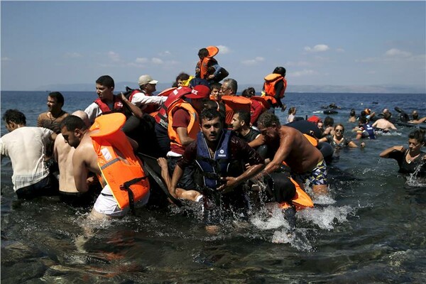 100 μέτρα έξω από τη Λέσβο, μια λέμβος γεμάτη πρόσφυγες χάνει αέρα