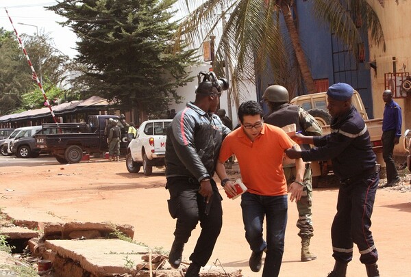 Μάλι: Παρακλάδι της Αλ Κάιντα ανέλαβε την ευθύνη για την επίθεση στο ξενοδοχείο