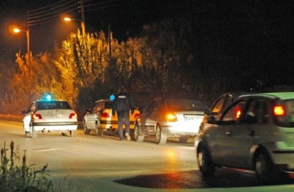 Ανθρωποκυνηγητό τη νύχτα στα Σπάτα - Αστυνομικοί καταδίωξαν όχημα που δεν σταμάτησε σε έλεγχο