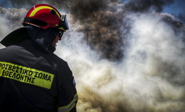 Πυρκαγιά σε οικόπεδο στο Κορωπί, σε κατοικημένη περιοχή- Μεγάλη επιχείρηση της πυροσβεστικής