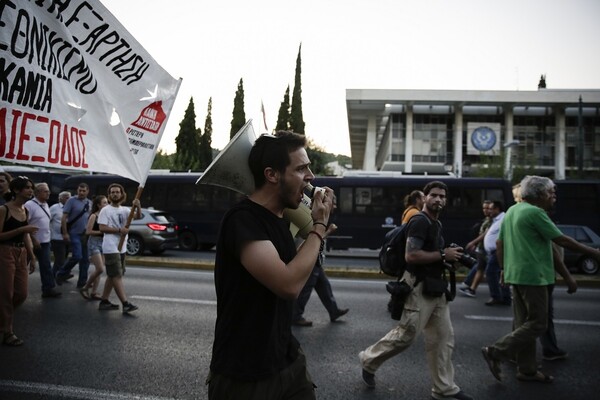 «Έξω το ΝΑΤΟ και οι βάσεις»: Φωτογραφίες από την αντιπολεμική διαδήλωση στο κέντρο της Αθήνας