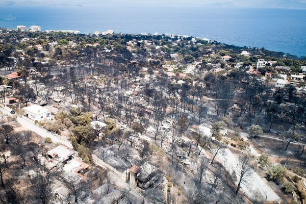 Βομβαρδισμένο τοπίο το Μάτι - Εικόνες από drone καταγράφουν την απόλυτη καταστροφή