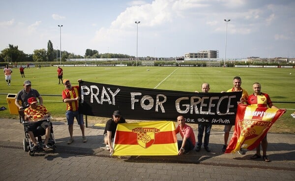 «Περαστικά γείτονα»: To πανό των Τούρκων φιλάθλων για τις πυρκαγιές σε φιλικό του Ολυμπιακού