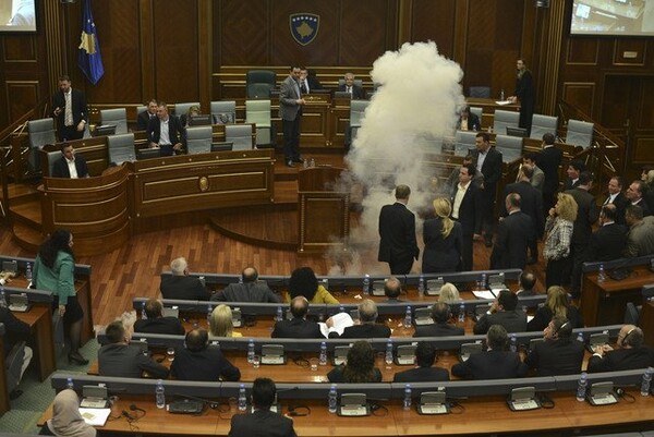 Σε γήπεδο μετετράπηκε η Βουλή του Κοσόβου - Ο αρχηγός της αντιπολίτευσης πέταξε δακρυγόνο