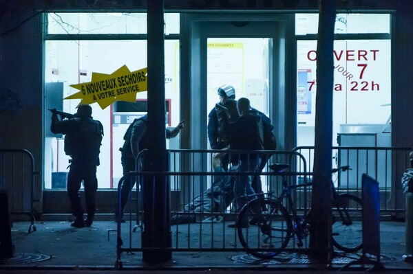 Δραματικές μαρτυρίες από το Bataclan: "Μπήκανε κάτι τύποι ουρλιάζοντας Αλλαχ ου 'Ακμπαρ..."