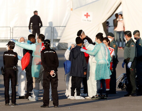 Έφτασε στην Βαλένθια το Aquarius- Δεκάδες εγκυμονούσες, έφηβοι και παιδιά ανάμεσα στους μετανάστες