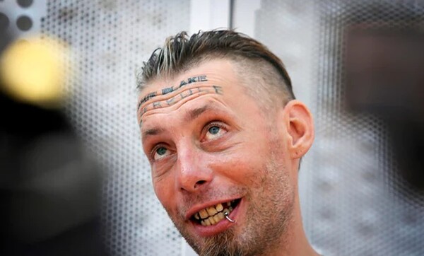 Βρετανοί τουρίστες έδωσαν 100 ευρώ σε άστεγο για να «χτυπήσει» τατουάζ στο μέτωπο - Τι λέει ο ίδιος