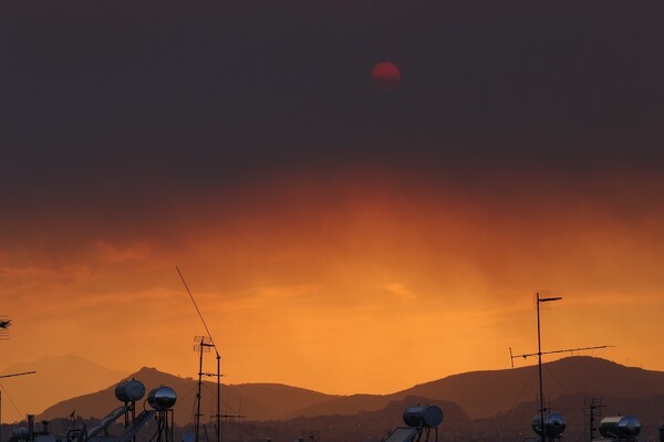 Η φωτιά στην Εύβοια έκρυψε τον ήλιο στην Αττική (ΦΩΤΟΓΡΑΦΙΕΣ)