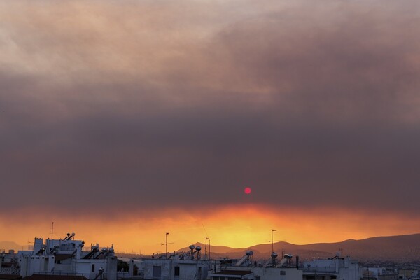 Η φωτιά στην Εύβοια έκρυψε τον ήλιο στην Αττική (ΦΩΤΟΓΡΑΦΙΕΣ)