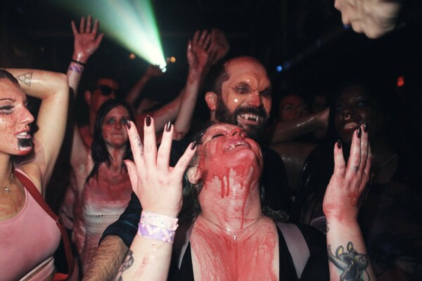 70 φωτογραφίες από ένα rave βαμμένο με αίμα -κυριολεκτικά