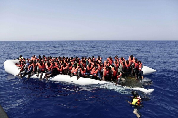 Γαλλία και Μάλτα θα πάρουν 50 από τους πρόσφυγες που παραμένουν επάνω στα πλοία στη Μεσόγειο