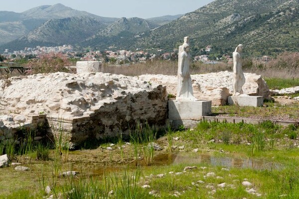 Άγνωστοι προξένησαν φθορές στα αντίγραφα Αιγυπτίων Θεών στο Ιερό της Μπρεξίζας