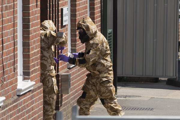 Βρετανία: Αστυνομικοί με προστατευτικές στολές στον ξενώνα όπου βρέθηκε το ζευγάρι