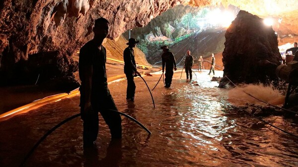 Tέλος για σήμερα η επιχείρηση διάσωσης στην Ταϊλάνδη - Τέσσερα παιδιά και ο προπονητής παραμένουν στο σπήλαιο