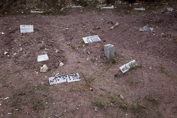 Το νεκροταφείο στη Μυτιλήνη γέμισε και 67 σοροί προσφύγων είναι σε ψυγείο στην αυλή του νεκροτομείου