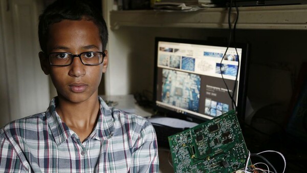 Aυτός ο Μουσουλμάνος πιτσιρικάς έκανε το λάθος να πάει στο σχολείο με το ρολόι που κατασκεύασε μόνος του