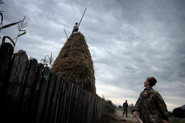 Ο Tamas Dezso φωτογράφισε με λυρικό τρόπο την αγροτική Ρουμανία