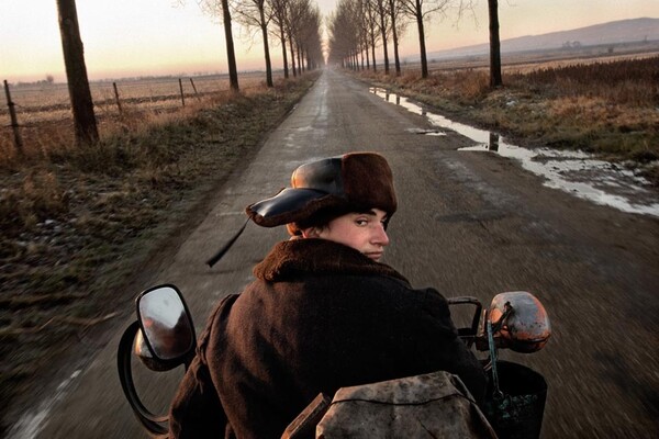 Ο Tamas Dezso φωτογράφισε με λυρικό τρόπο την αγροτική Ρουμανία