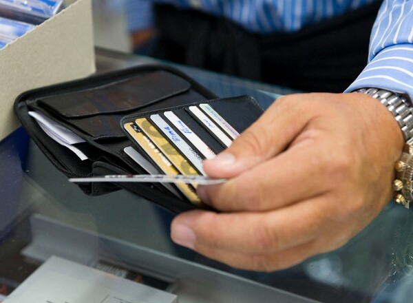 Αύξηση 44% στη χρήση πλαστικού χρήματος στον τομέα του λιανεμπορίου λόγω capital controls