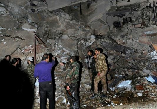 Δεκάδες νεκροί σε νυχτερινές αεροπορικές επιδρομές στη Συρία