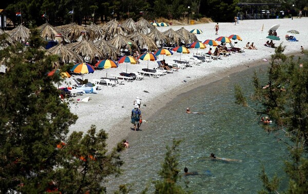 «Ακριβή απόλαυση οι διακοπές στην Ελλάδα»: Οι ντόπιοι δεν τις αντέχουν κι έχουν ελάχιστο κέρδος