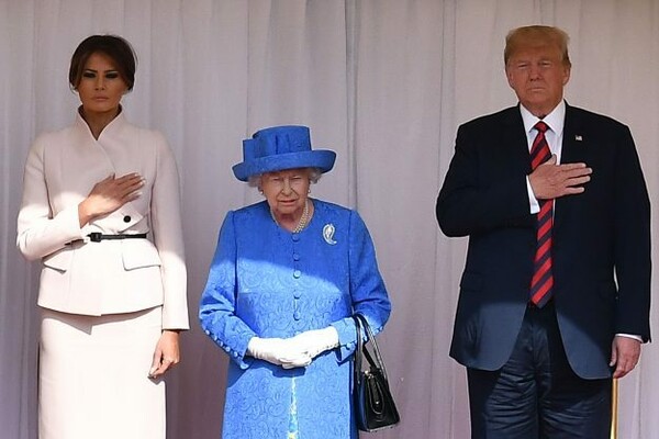 Τραμπ και Μελάνια έστησαν τη Βασίλισσα - Οι τρεις στιγμές που εκνεύρισαν τους Βρετανούς και ίσως και την Ελισάβετ