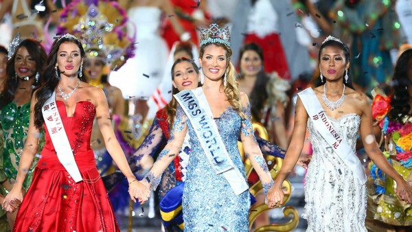 10 υποψήφιες Miss Universe δημοσίευσαν selfies χωρίς μακιγιάζ