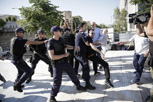 «Ντροπή σας, προστατεύετε τους φονιάδες»: Κατάρες και απειλές προς τους αστυνομικούς από τη μητέρα της Δώρας Ζέμπερη