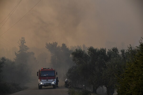 Μεγάλη πυρκαγιά στην Εύβοια- Εκκενώθηκαν δύο χωριά- Έκλεισαν δρόμοι (upd)