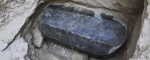 Μυστηριώδης μαύρη σαρκοφάγος βρέθηκε σε αρχαιολογική ανασκαφή στην Αίγυπτο