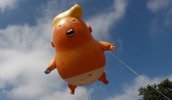 Ένα τεράστιο μπαλόνι-Τραμπ πέταξε πάνω από το βρετανικό κοινοβούλιο - ΒΙΝΤΕΟ
