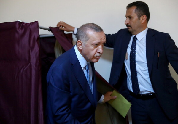 Η Ανώτατη Εκλογική Επιτροπή «δικαιώνει» τον Ερντογάν: Η διαδικασία ήταν υγιής