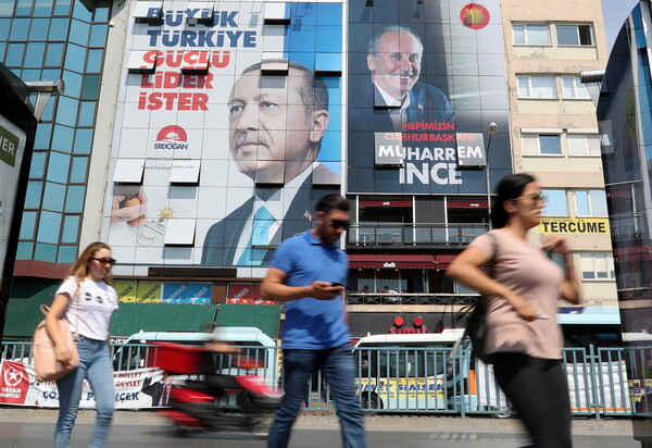 Ο Ερντογάν, ο Ιντζέ και οι υποσχέσεις τους για τη Συρία και τους πρόσφυγες