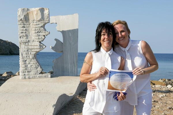 Στην παραλία Ερεσού της Λέσβου ο πρώτος επίσημος γάμος μεταξύ δύο γυναικών