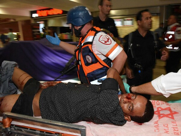 Σοκ στο Ισραήλ: Αστυνομικός πυροβόλησε και σκότωσε "λάθος" πρόσφυγα τον οποίο λιντσάρισε και το πλήθος