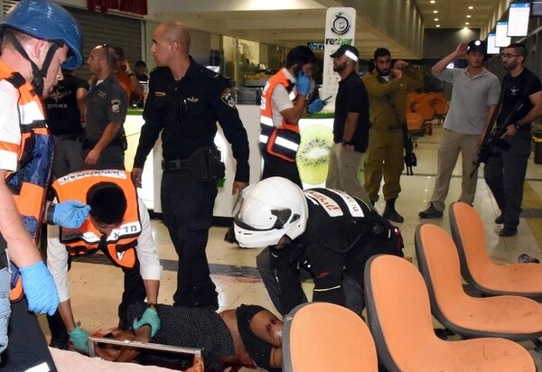 Σοκ στο Ισραήλ: Αστυνομικός πυροβόλησε και σκότωσε "λάθος" πρόσφυγα τον οποίο λιντσάρισε και το πλήθος