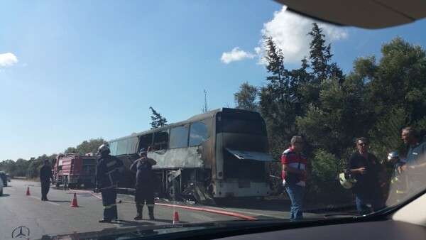 Πανικός στην Κρήτη με λεωφορείο που πήρε φωτιά εν κινήσει- Ήταν γεμάτο τουρίστες από την Ιταλία