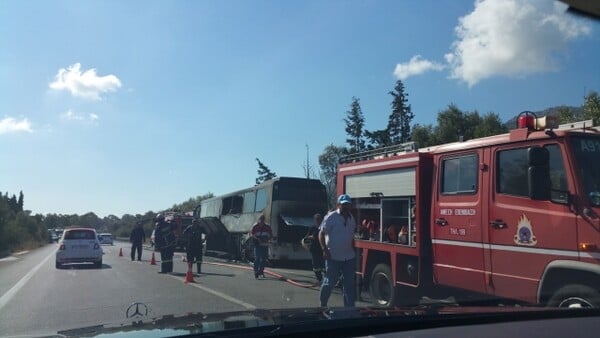 Πανικός στην Κρήτη με λεωφορείο που πήρε φωτιά εν κινήσει- Ήταν γεμάτο τουρίστες από την Ιταλία