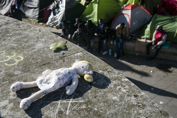 HRW: Εκατοντάδες ασυνόδευτα προσφυγόπουλα έχουν αφεθεί στην τύχη τους στο Παρίσι