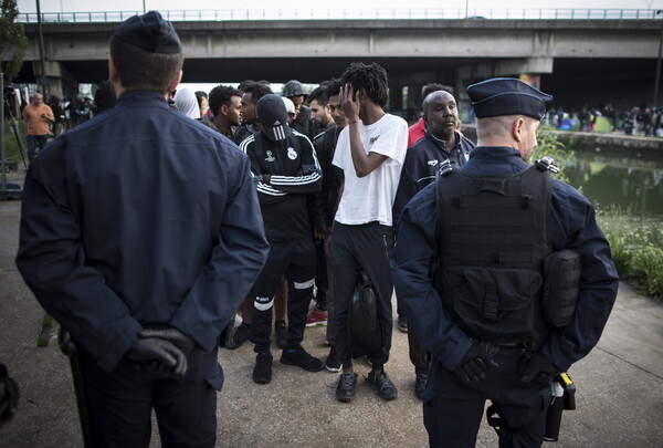 Politico: Η γαλλική αστυνομία κακοποιεί τους μετανάστες προτού τους αποστείλει πίσω στην Ιταλία