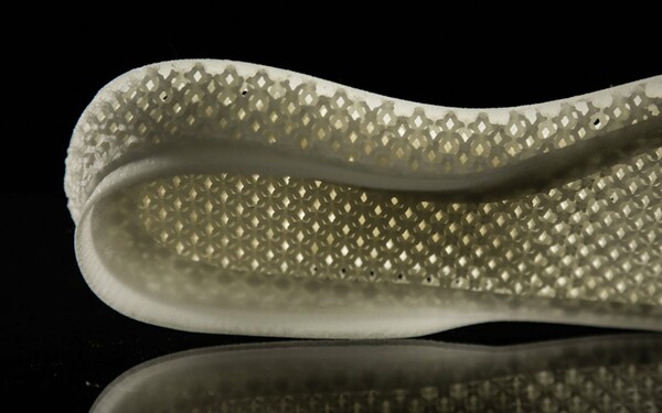 H αdidas σπάει τα κατεστημένα με το πρώτο αθλητικό παπούτσι φτιαγμένο με τεχνολογία 3D Printing