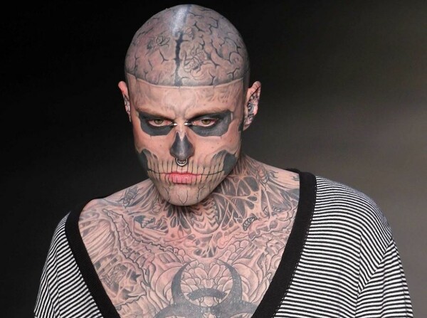 Νεκρός στα 32 του ο Ρικ Τζένεστ, το μοντέλο που έγινε γνωστό για τα τατουάζ-ζόμπι σε όλο του το σώμα