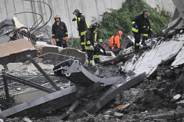 Τραγωδία στην Ιταλία: Δεκάδες νεκροί από την κατάρρευση γέφυρας - Μπορεί να οφείλεται σε κεραυνό