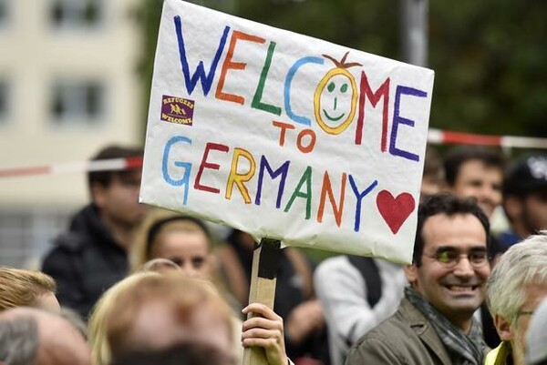 Die Welt: Η Γερμανία τάζει χρήματα στους πρόσφυγες αλλά δεν τα δίνει