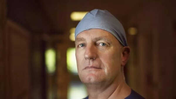Στην Αθήνα διεθνώς αναγνωρισμένος πλαστικός χειρουργός για τους εγκαυματίες- Φέρνει στο ΚΑΤ πρωτοποριακή μέθοδο