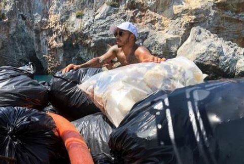 Ο Λιούις Χάμιλτον καθάρισε παραλία της Μυκόνου από τα σκουπίδια - ΒΙΝΤΕΟ