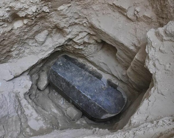 Μυστηριώδης μαύρη σαρκοφάγος βρέθηκε σε αρχαιολογική ανασκαφή στην Αίγυπτο