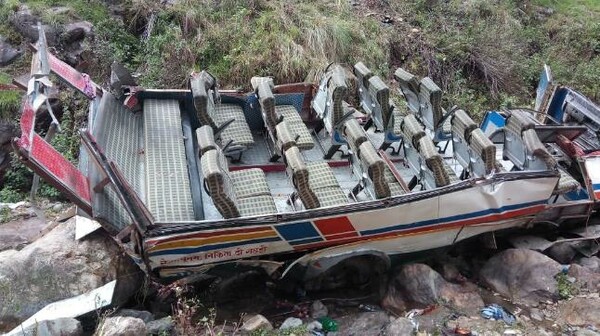 Πολύνεκρο τροχαίο στην Ινδία - Τουλάχιστον 47 νεκροί από πτώση λεωφορείου σε χαράδρα