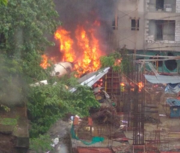 Κυβερνητικό αεροπλάνο συνετρίβη σε κατοικημένη περιοχή στη Μουμπάι - Πέντε νεκροί